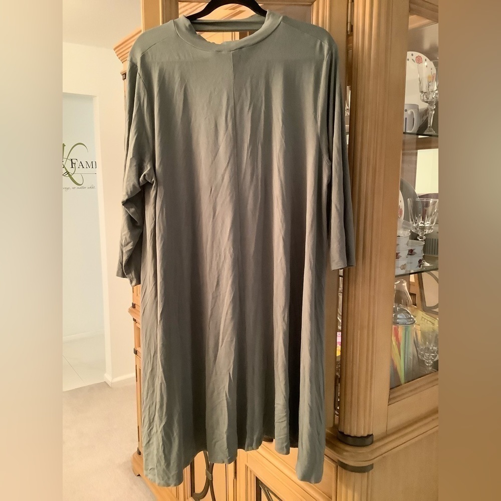 NICE GREEN 3/4 SLEEVE 2X DRESS WITH VNECK CUTOUT AT NECK - Picture 2 of 6